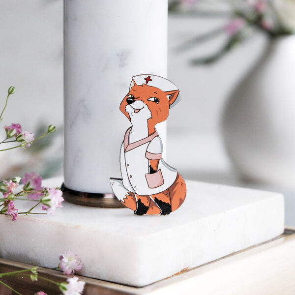 Значок "Лиса медсестра" - фото 1