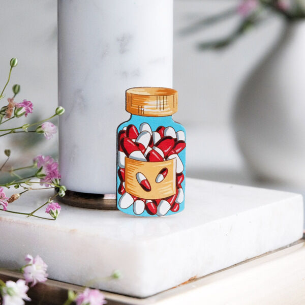 Значок "Баночка с таблетками" - фото 1