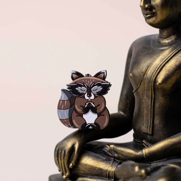 Значок "Енот медитирует" - фото 1