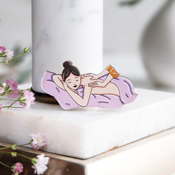 Значок "Массажист", фиолетовый плед - фото 1