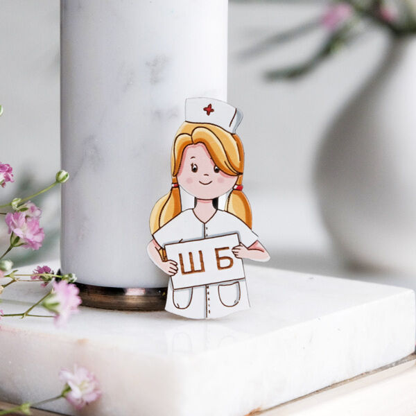 Значок "Врач-офтальмолог", блондинка - фото 1