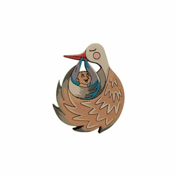 Значок AUGUST WOOD «Аист», голубая пеленка, 1 шт - фото 0