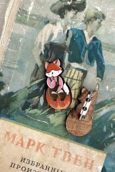 Значок "Лиса с книгой", розовый - фото 0