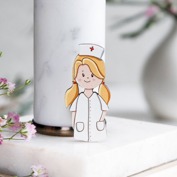 Значок "Медсестра", блондинка - фото 1