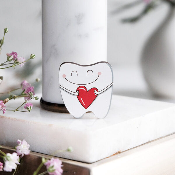 Значок "Зубик с сердцем" - фото 1