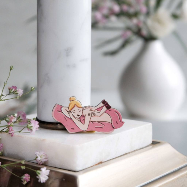 Значок "Массажист" блондинка, розовый плед - фото 1