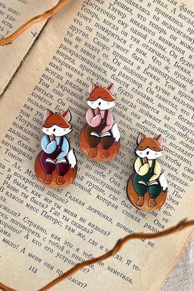 Значок "Лиса с книгой", розовый - фото 1