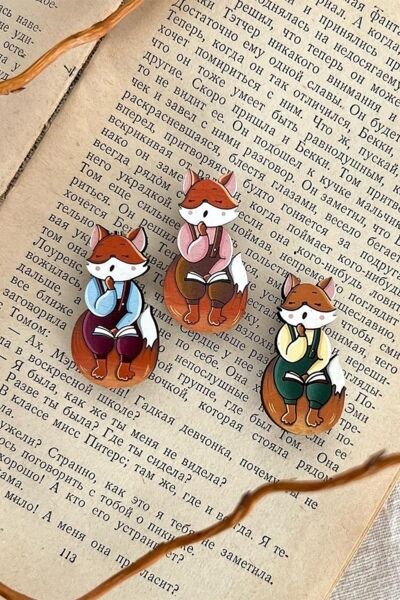 Значок "Лиса с книгой", фиолетовый - фото 1