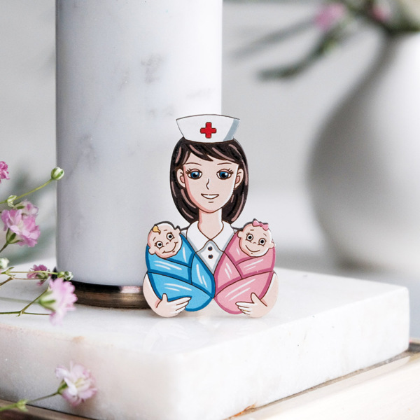 Значок "Акушерка с детками", блондинка - фото 1