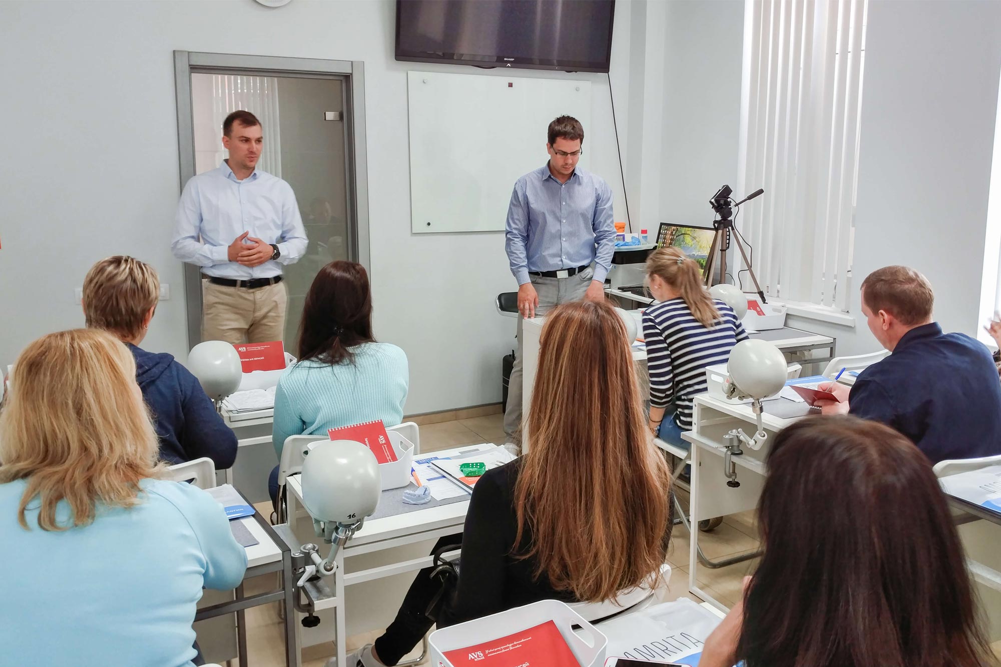 Завершился базовый курс по имплантологии AVS Clinic